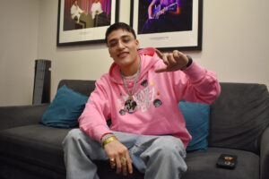Fotografía del 23 de julio de 2025 del reguetonero mexicano Fernando Hernández, más conocido por su nombre artístico El Malilla, posando durante una entrevista con EFE en el Museo del Grammy, en Los Ángeles (Estados Unidos). EFE/ Mónica Rubalcava