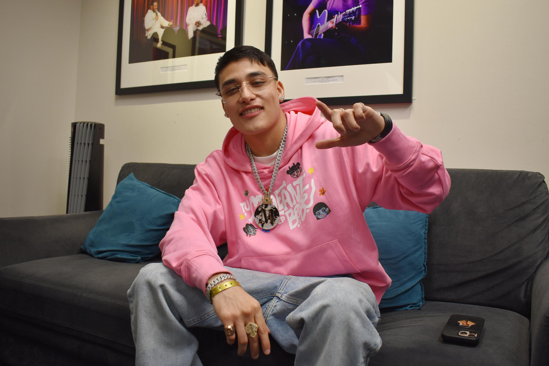 Fotografía del 23 de julio de 2025 del reguetonero mexicano Fernando Hernández, más conocido por su nombre artístico El Malilla, posando durante una entrevista con EFE en el Museo del Grammy, en Los Ángeles (Estados Unidos). EFE/ Mónica Rubalcava