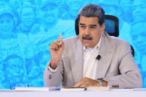 Fotografía cedida por Prensa del Palacio de Miraflores del presidente de Venezuela, Nicolás Maduro, hablando en su programa semanal de televisión 'Con Maduro +' este lunes, en Caracas (Venezuela). EFE/ Prensa Palacio Miraflores /