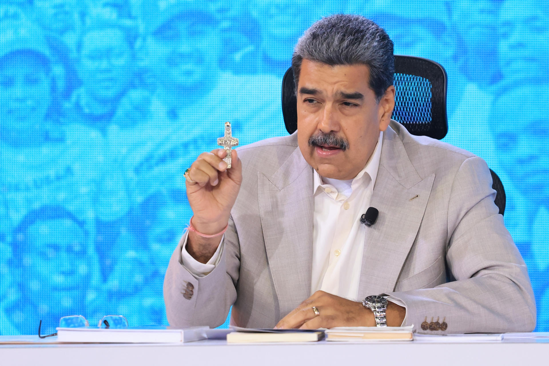 Fotografía cedida por Prensa del Palacio de Miraflores del presidente de Venezuela, Nicolás Maduro, hablando en su programa semanal de televisión 'Con Maduro +' este lunes, en Caracas (Venezuela). EFE/ Prensa Palacio Miraflores /