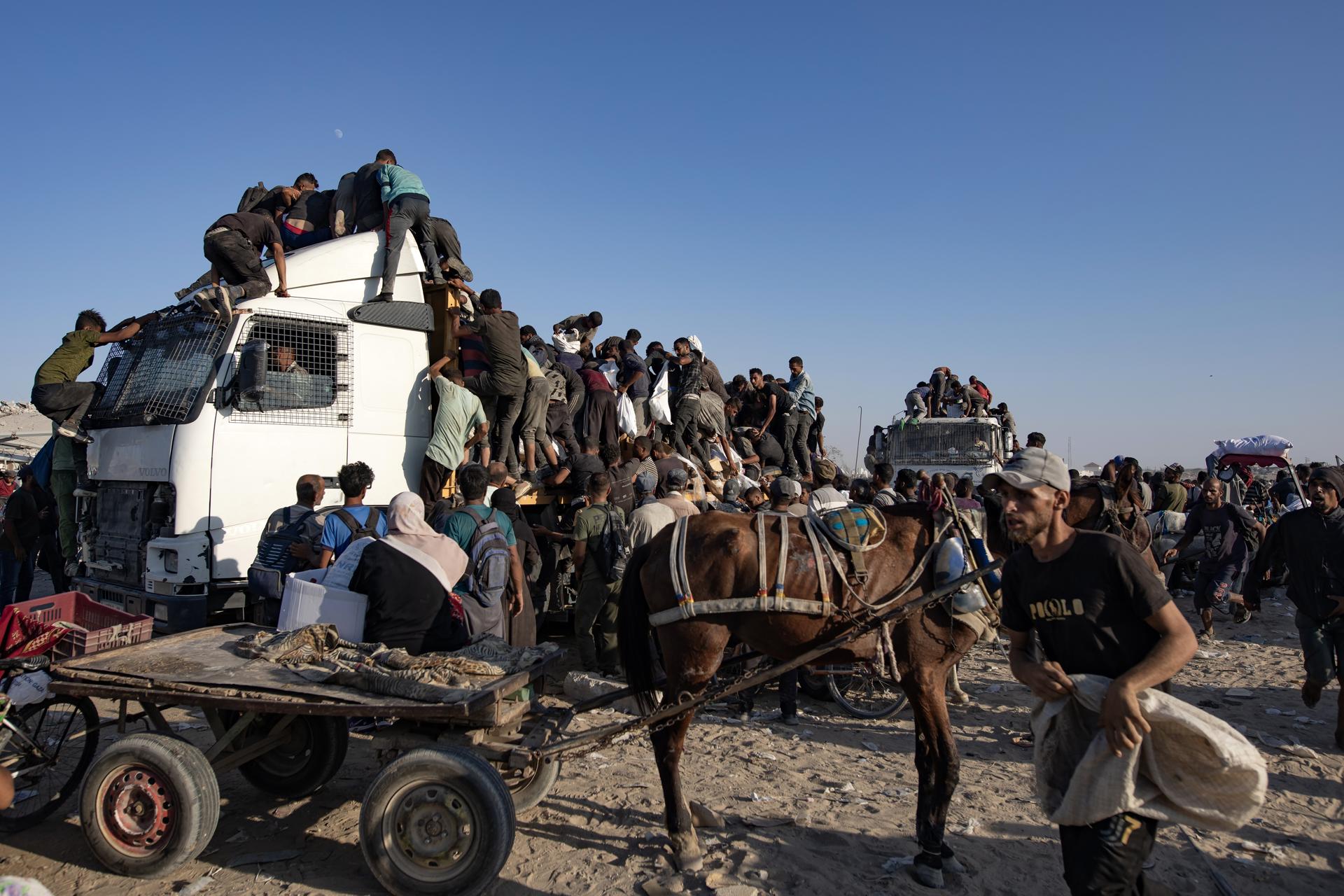 Camiones de ayuda entran en Khan Younis en la Franja de Gaza sur EFE/EPA/HAITHAM IMAD