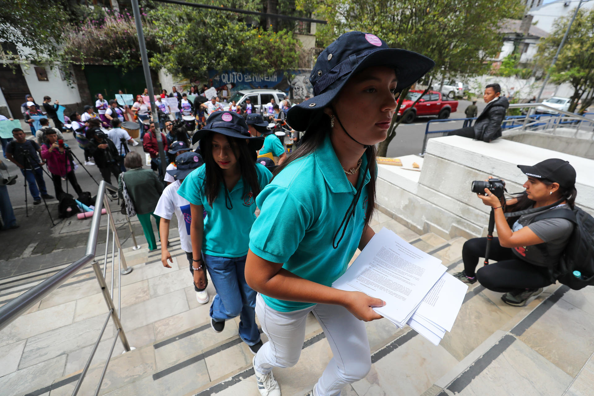 Una persona sostiene unos documentos durante una manifestación frente a la Corte Constitucional este miércoles, en Quito (Ecuador). EFE/ José Jácome
