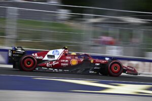 El británico Lewis Hamilton, siete veces campeón del mundo y actual piloto de Ferrari, se mostró muy disgustado tras caer eliminado en la Q2 del Gran Premio de Hungría y firmar una duodécima plaza que contrasta con la 'pole' conquistada por su compañero Charles Leclerc. EFE/EPA/Boglarka Bodnar