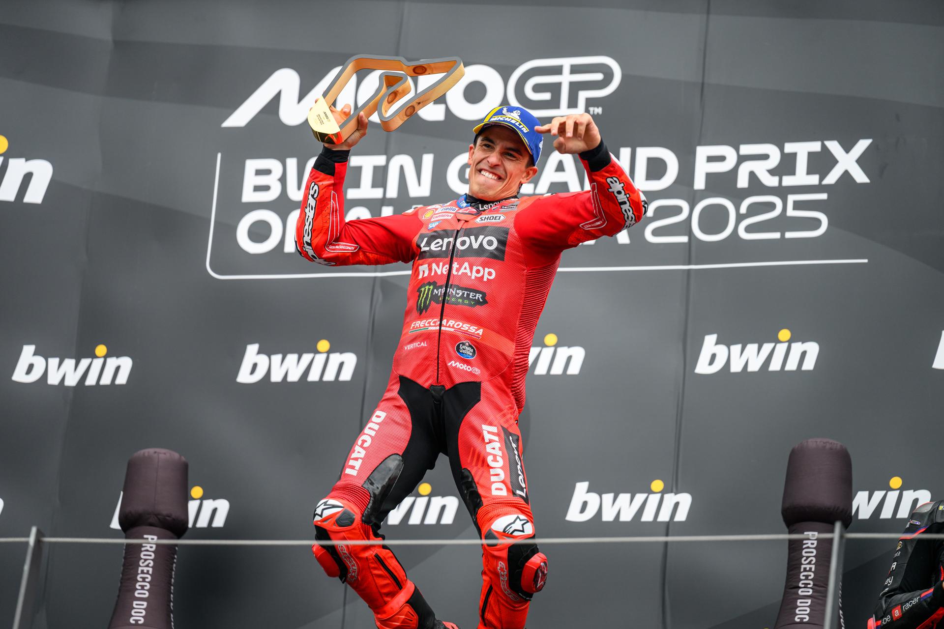 El español Marc Márquez (Ducati Desmosedici GP25) celebra la victoria en Austria. EFE/EPA/MAX SLOVENCIK