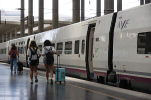Imagen de archivo de un tren AVE de Renfe. EFE/ Javier Lizón