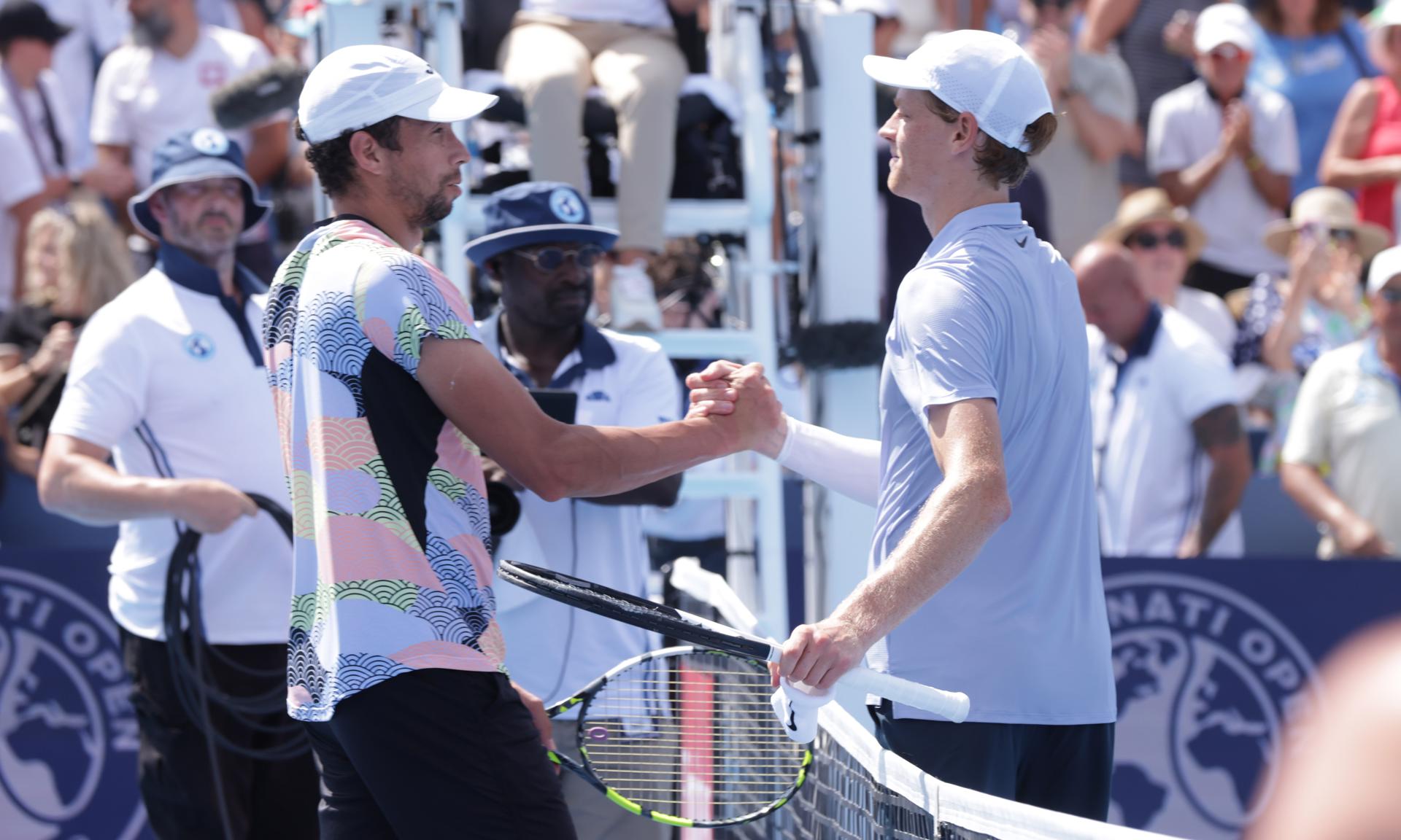 El italiano Jannik Sinner (d), número uno del mundo, saluda al colombiano Daniel Galán, al que venció con un doble 6-1 en segunda ronda. EFE/EPA/MARK LYONS
