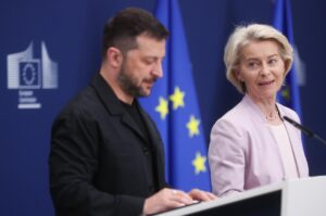 Imagen de archivo de la presidenta de la Comisión Europea (CE), Ursula von der Leyen, y del presidente ucraniano, Volodímir Zelenski. EFE/EPA/OLIVIER HOSLET