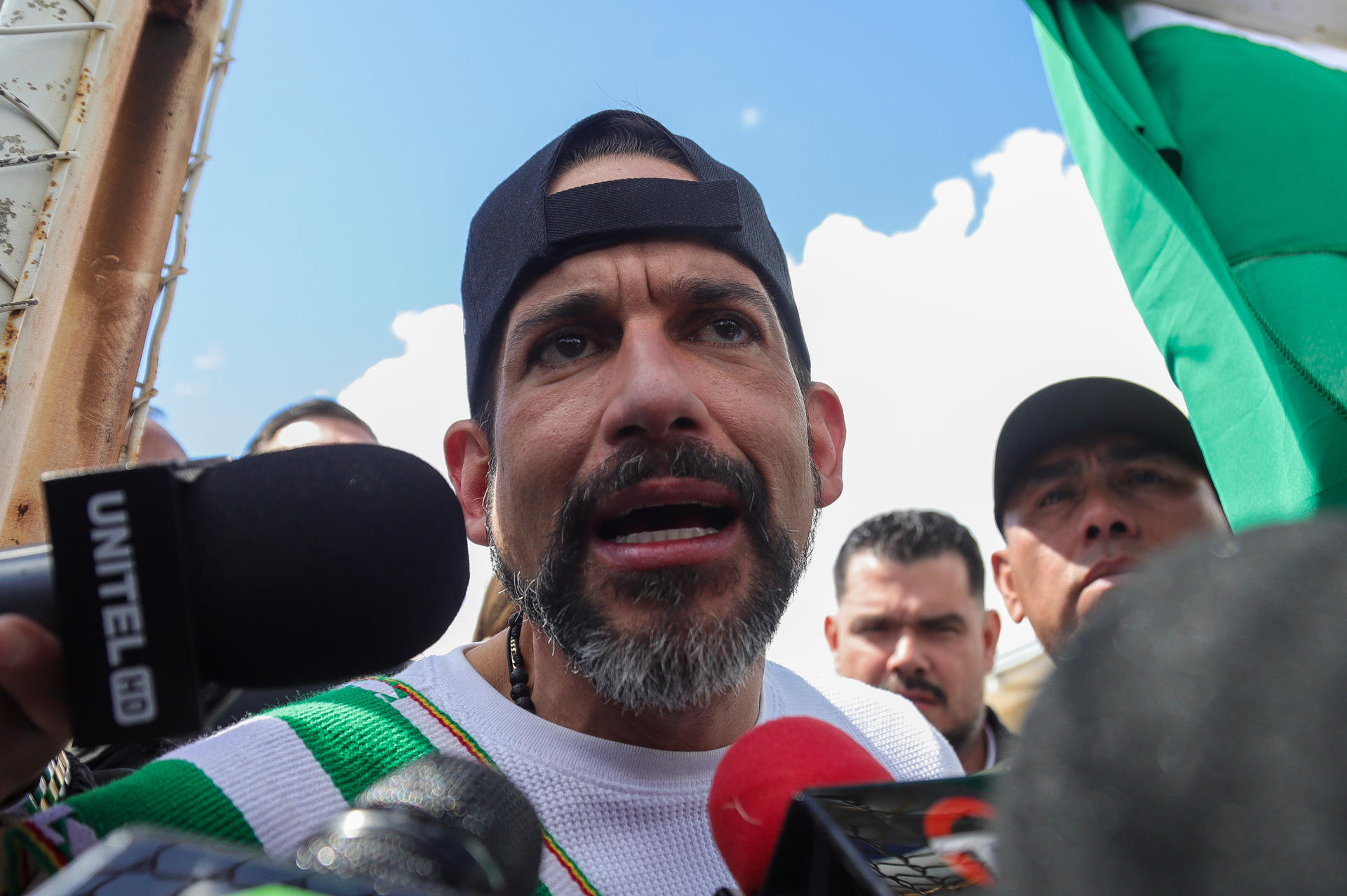 El líder opositor y gobernador suspendido de Santa Cruz, Luis Fernando Camacho, habla con medios de comunicación al salir de la cárcel de Chonchocoro este viernes, en Viacha (Bolivia). EFE/ Gabriel Márquez