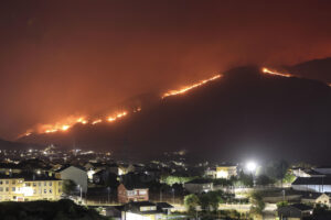 Vista de las llamas en Vilamartin de Valdeorras y O Barco de Valdeorras mientras continúa activo el incendio forestal de A Rúa (Ourense). EFE/Sxenick