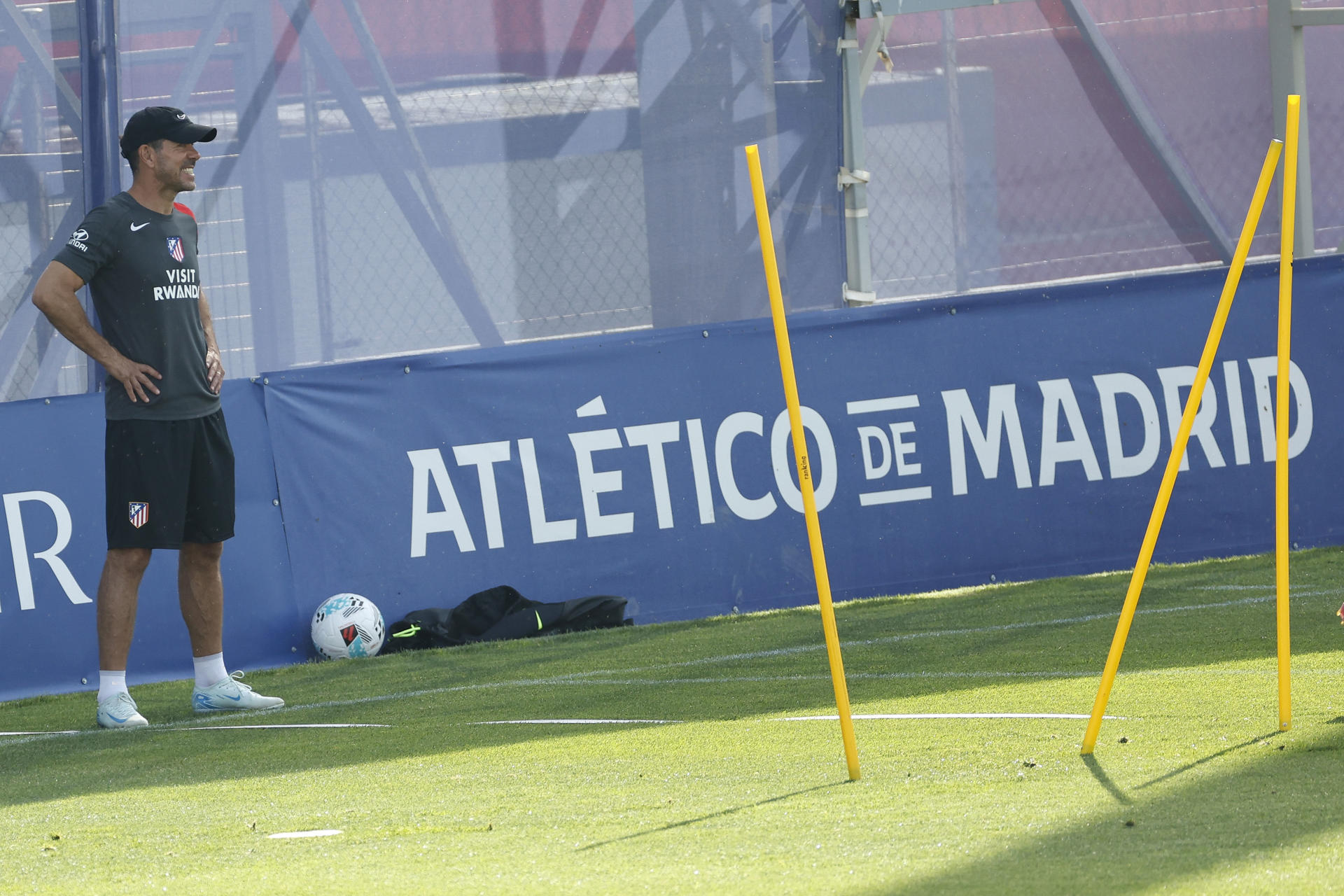 Fotografía de Chema Moya, en la que puede verse en una imagen de archivo del pasado 8 de agosto al entrenador del Atlético de Madrid, el argentino Diego Simeone, durante un entrenamiento. EFE

