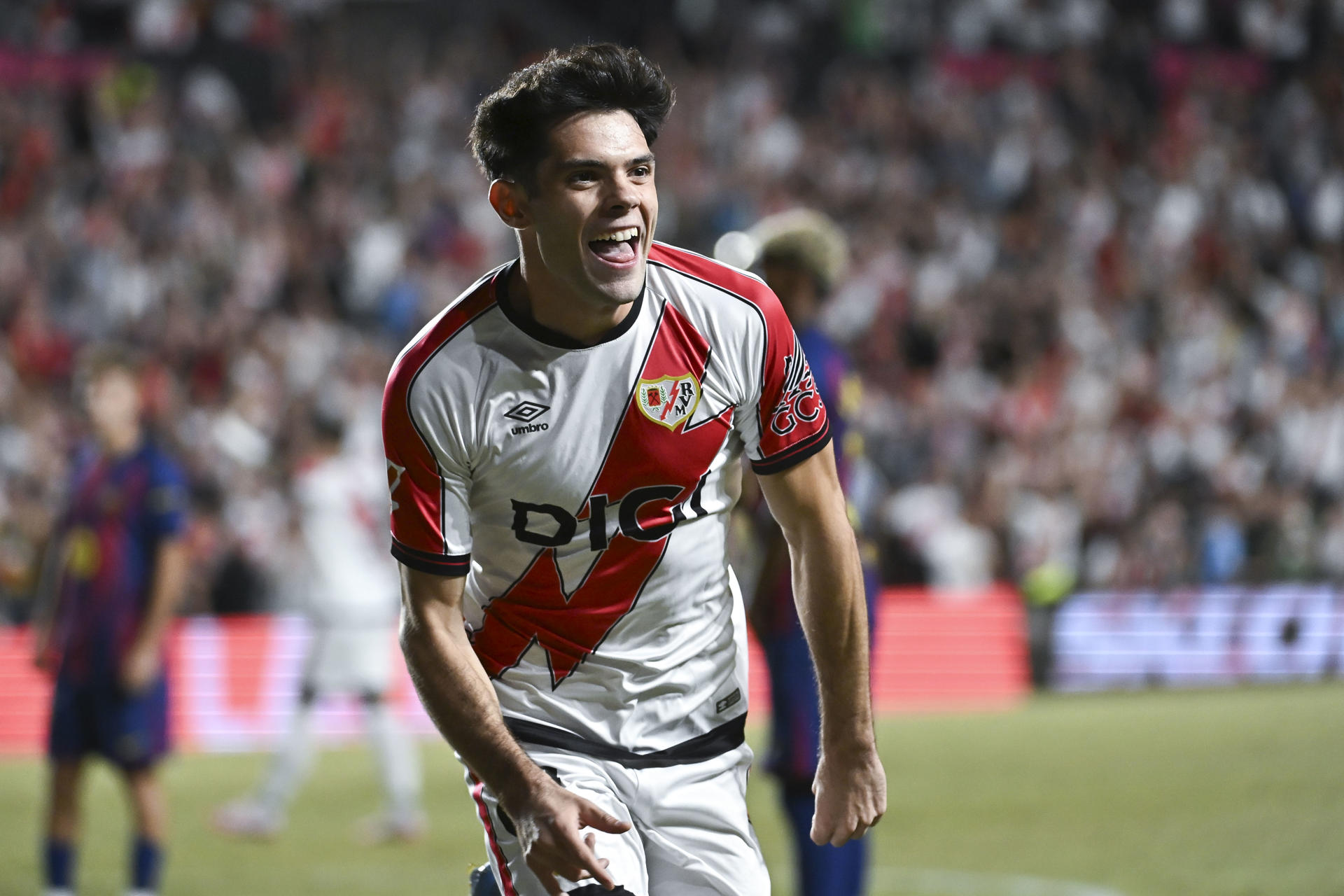 El centrocampista del Rayo Vallecano Fran Pérez celebra su gol durante el partido de la tercera jornada de LaLiga entre el Rayo Vallecano y el FC Barcelona, este domingo en el estadio de Vallecas. EFE/Fernando Villar