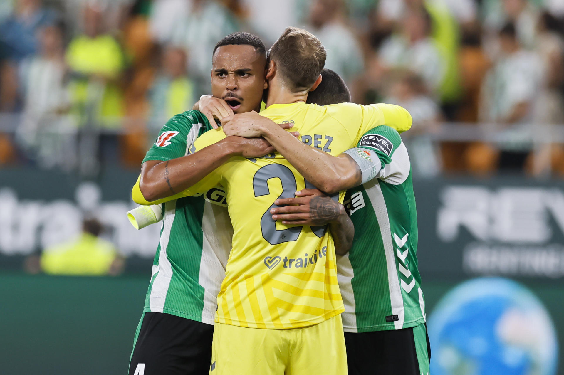 Los jugadores del Betis celebran la victoria al término del partido de LaLiga EA Sports entre el Real Betis y el Alavés, disputado este viernes en el estadio de la Cartuja. EFE/ José Manuel Vidal