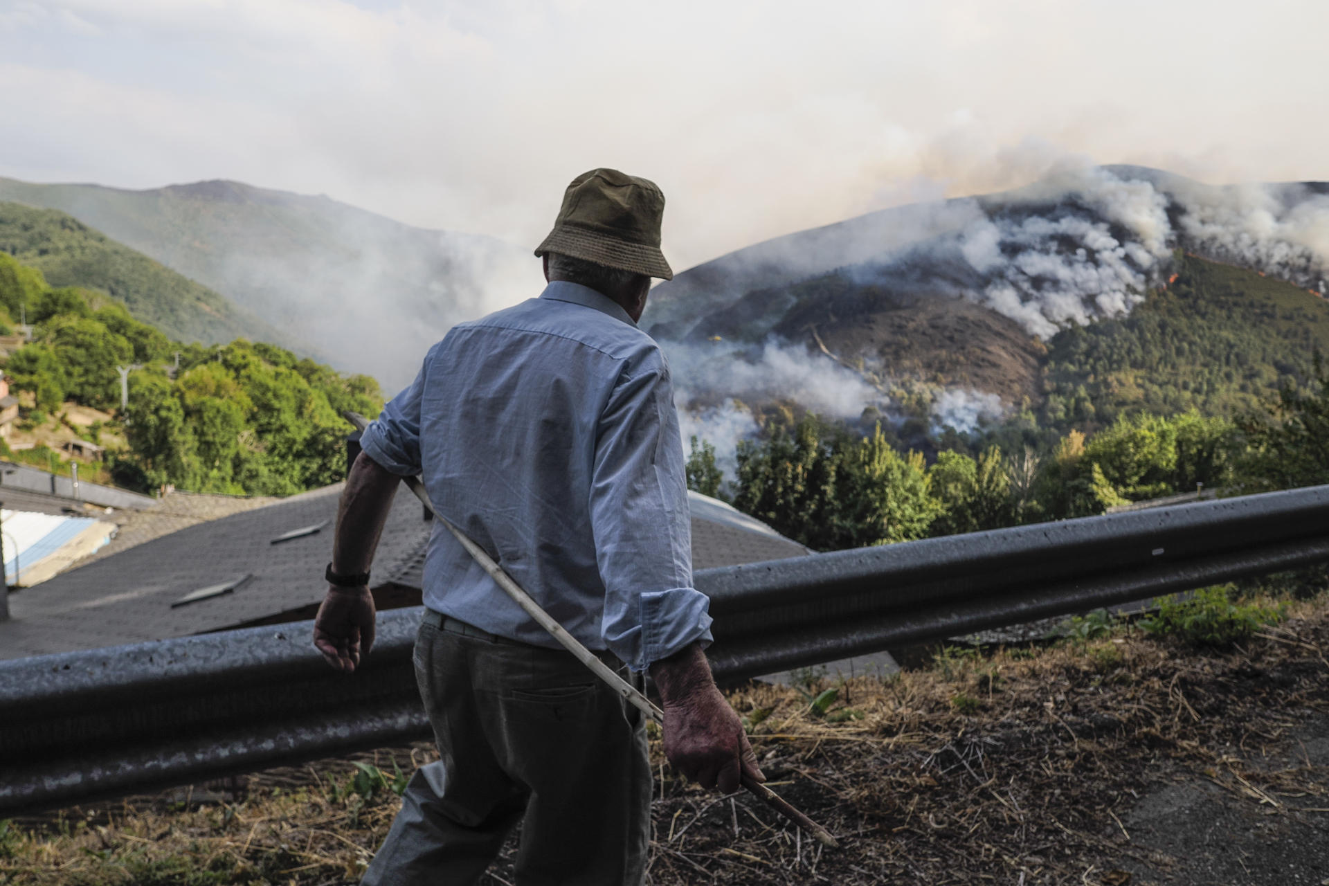 Imagen de ayer martes del incendio forestal originado en Larouco (Ourense), considerado ya el mayor de todos los declarados en Galicia desde que hay registros. EFE/Eliseo Trigo