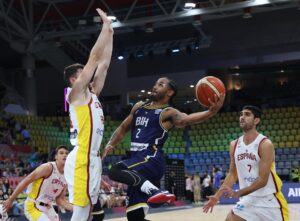 El pívot de España Willy Hernangomez (C) y John Roberson (I), de Bosnia,en acción durante el segundo partido del FIBA EuroBasket 2025 en Limasol, Chipre. EFE/EPA/GEORGI LICOVSKI