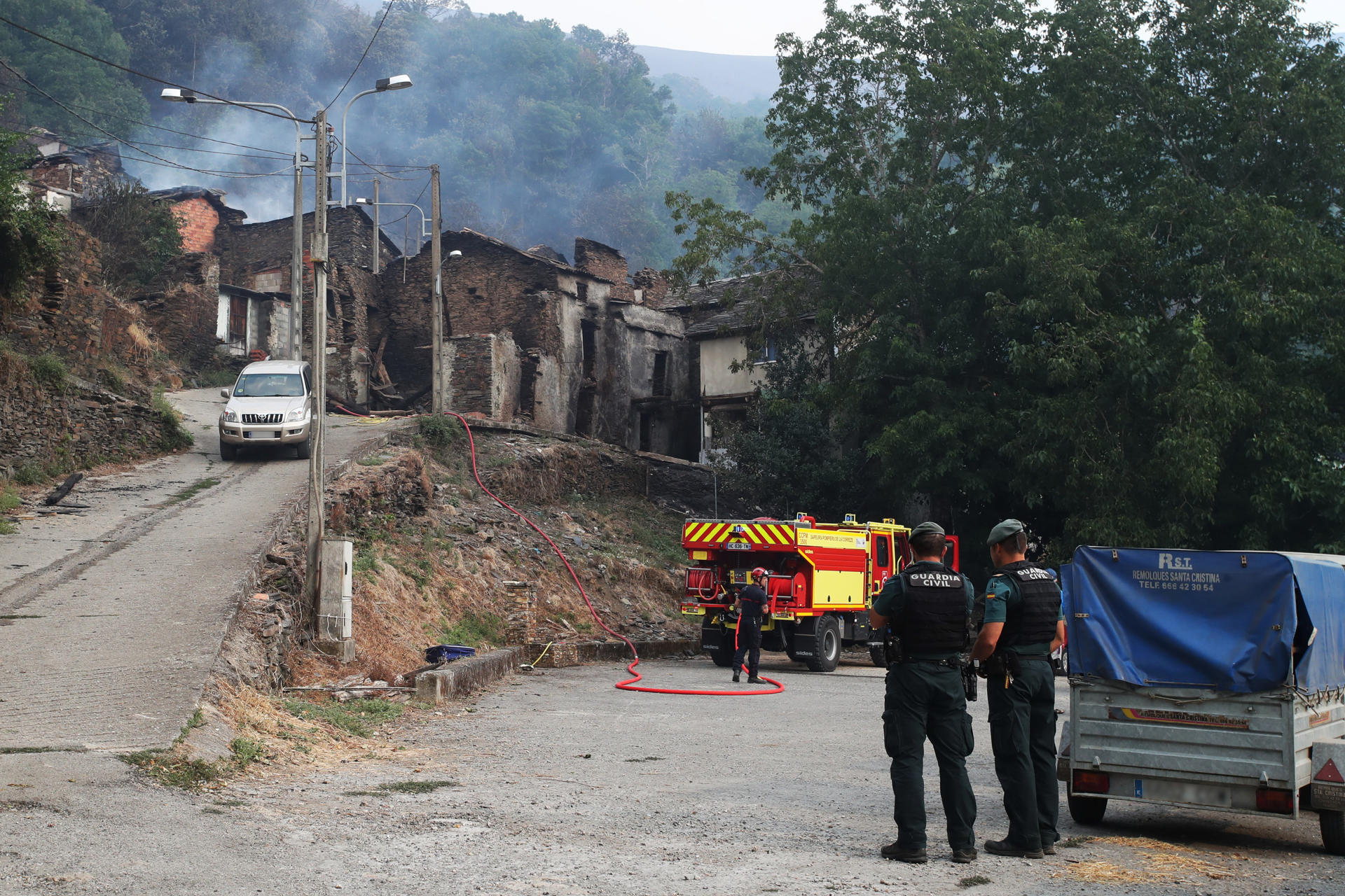 LUSIO (LEÓN), 19/08/2025.- Imagen del pueblo de Lusio, en el municipio berciano de Oencia, en León, que ha quedado arrasado por las llamas del incendio que entró en León procedente de Ourense el pasado 16 de agosto. Unas treinta personas habitaban este pueblo leonés de casas de piedra, huertas y pura naturaleza. Hoy, tras el paso del fuego, Lusio es ceniza, humo y ruinas. EFE/ Ana F. Barredo