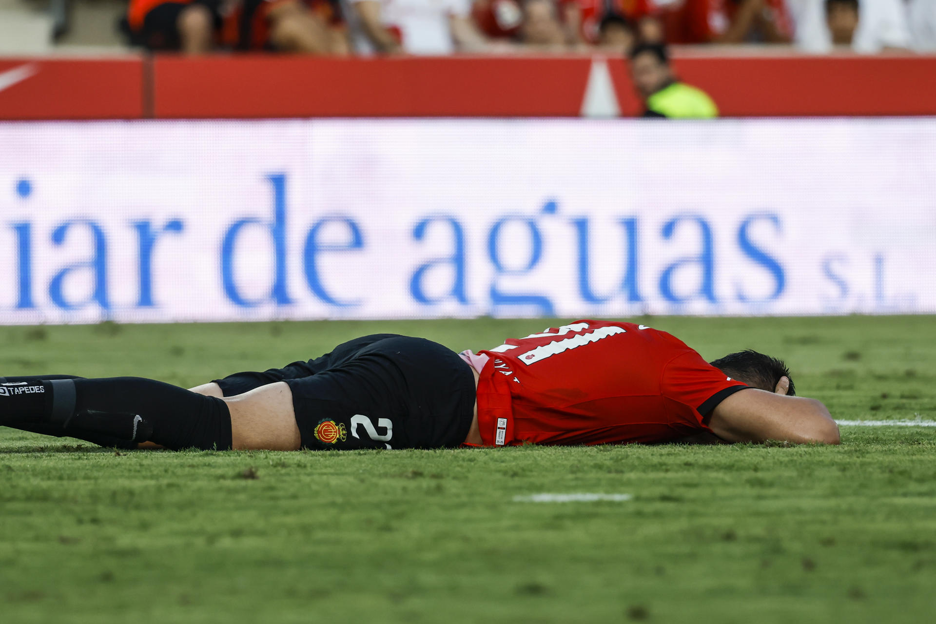 El defensa del Mallorca Antonio Raíllo tendido en el suelo (durante el gol que marca Ferrán Torres) en el partido de la primera jornada de LaLiga que RCD Mallorca y FC Barcelona disputan en el estadio de Son Moix. EFE/ Cati Cladera
