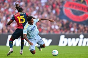 El jugador del Genoa Brooke Norton Cuffy (I) ante Jonathan David en Génova, Italia. EFE/EPA/STRINGER