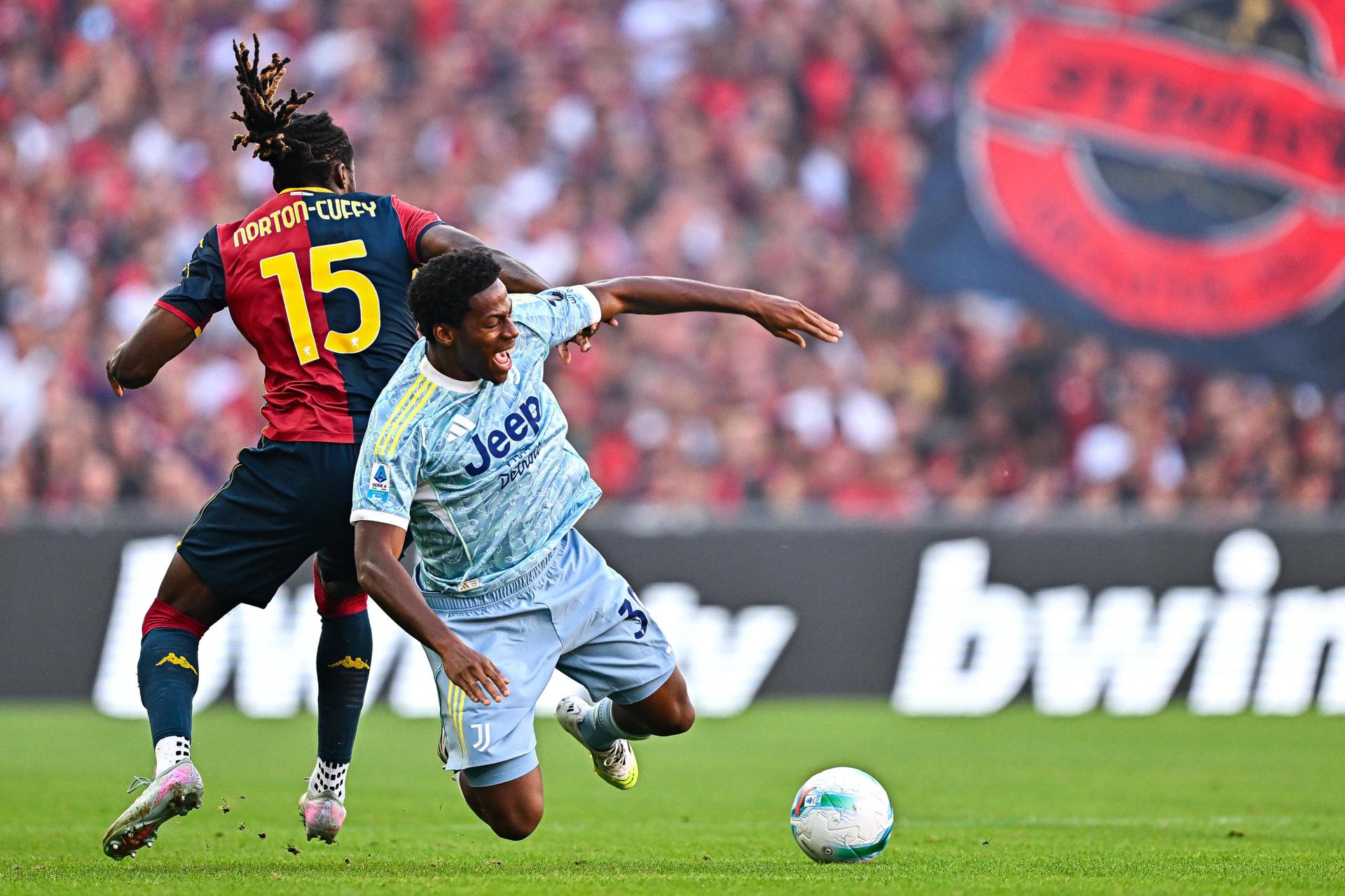El jugador del Genoa Brooke Norton Cuffy (I) ante Jonathan David en Génova, Italia. EFE/EPA/STRINGER