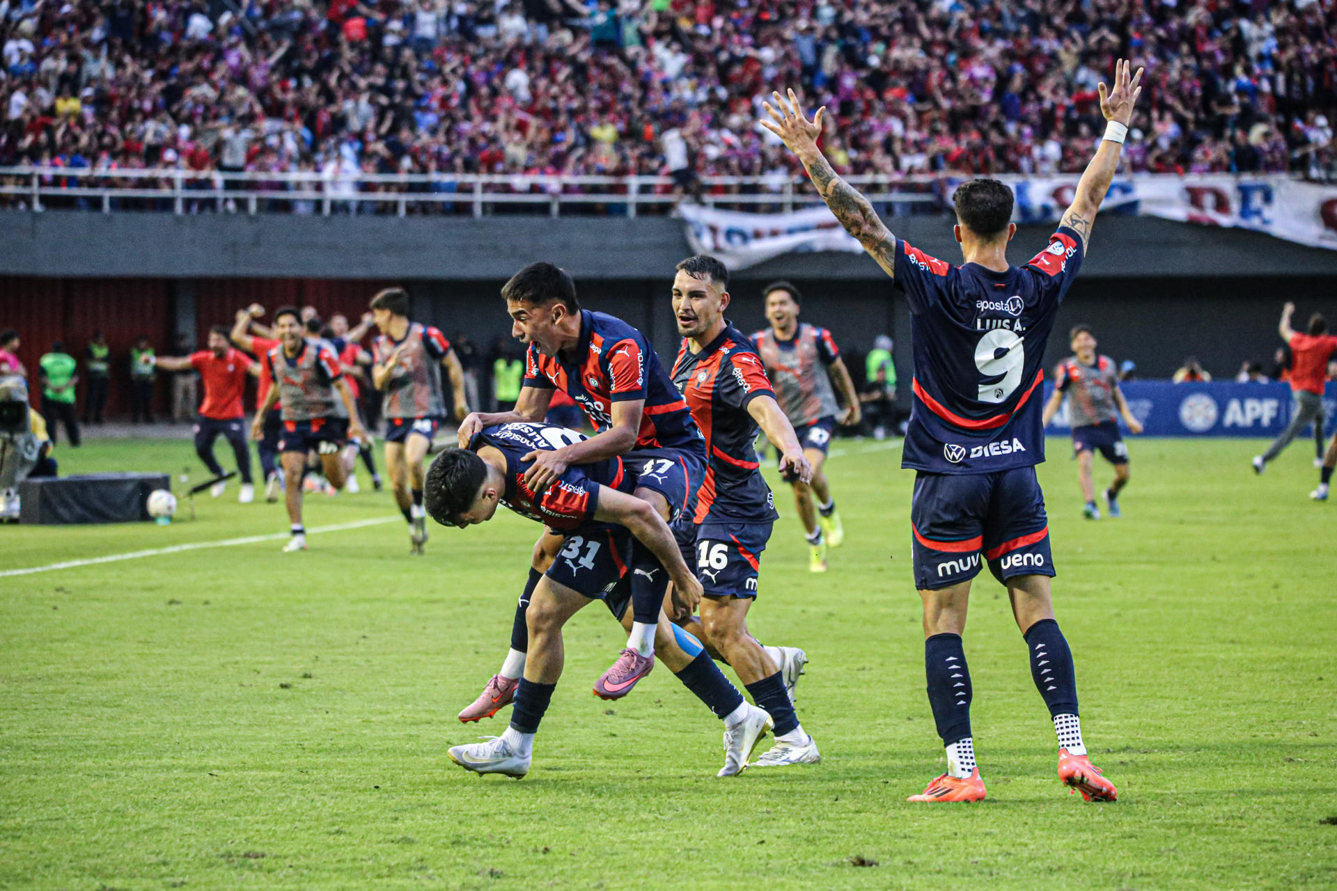 Fotografía cedida por la Asociación Paraguaya de Fútbol del jugador de Cerro Porteño Ignacio Aliseda (i-a) celebrando con sus compañeros durante un partido del Torneo Clausura de la primera división de Paraguay entre los equipos Cerro Porteño y Olimpia, en el estadio Antonio Aranda Encina, en Ciudad del Este (Paraguay). EFE/ Asociación Paraguaya De Fútbol /SOLO USO EDITORIAL/ NO VENTAS/ SOLO DISPONIBLE PARA ILUSTRAR LA NOTICIA QUE ACOMPAÑA (CRÉDITO OBLIGATORIO)

