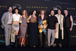 Desde la izquierda, el elenco de la serie "Quebranto", Daniela Peña, el director Bernardo de la Rosa, Martín Barba, Tini Stoessel, Jorge López, Antonio de la Vega, Lucía Gómez y Sebastián Silvetti posan durante una rueda de prensa este jueves, en Ciudad de México (México). EFE/ José Méndez