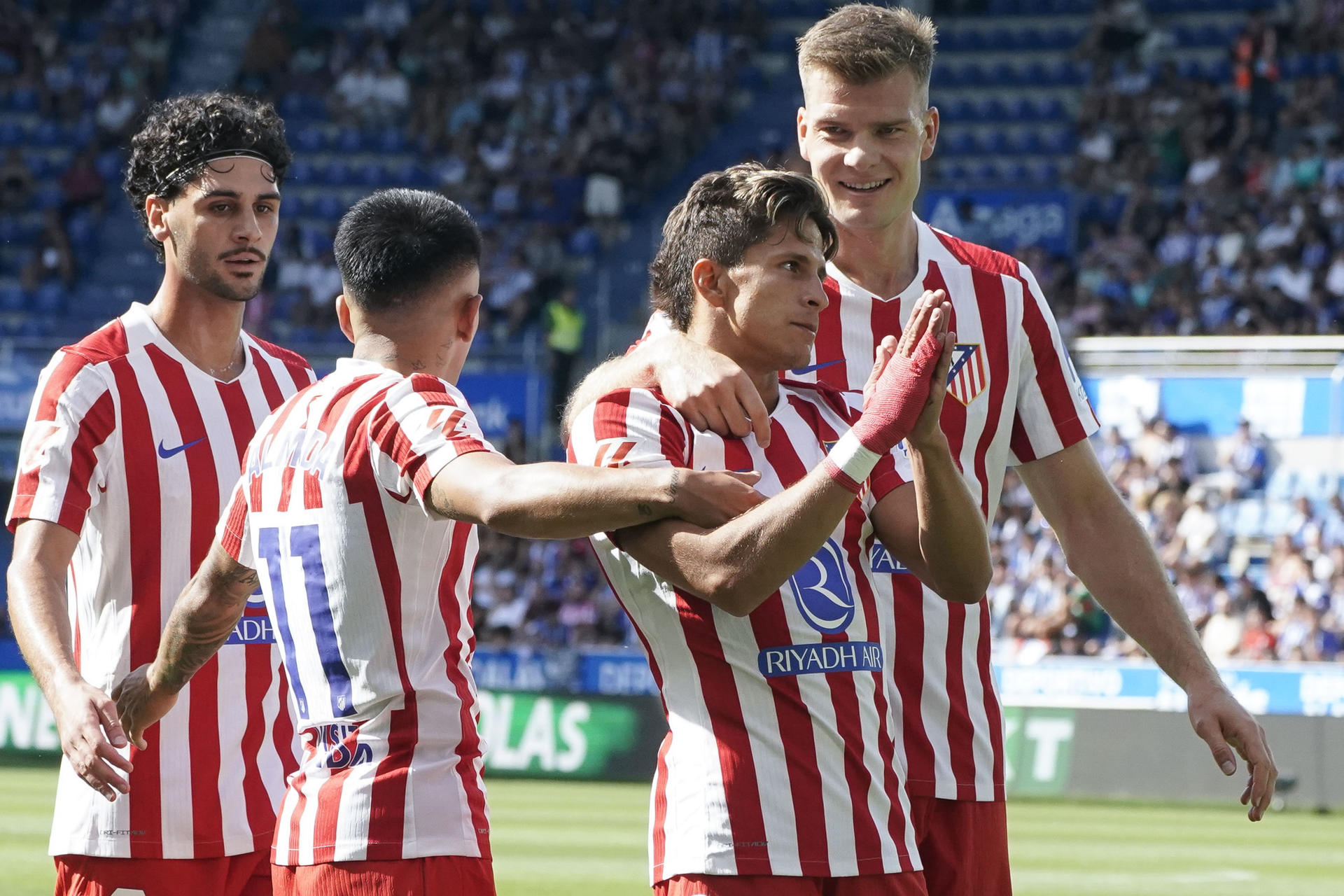 Giuliano Simeone, tras marcar el gol del Atlético en Vitoria. EFE /L. Rico