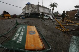 Fotografía del 20 de mayo de 2024 que muestra a militares que custodian una casa destruida frente a una estación de Policía que fue hostigada por disidentes de las FARC en Morales, en el departamento de Cauca (Colombia). EFE/Ernesto Guzmán