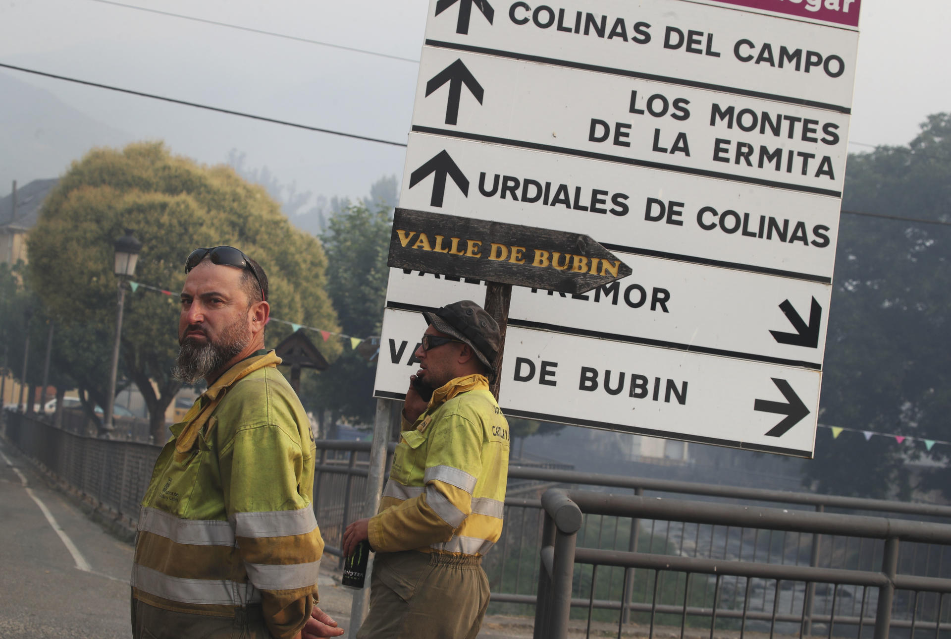 En la imagen, brigadas y bomberos de Alicante y Valencia, asisten para colaborar en la extinción del incendio forestal en Igüeña y Colinas del Campo. EFE/Ana F. Barredo