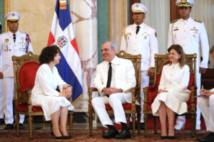 Fotografía cedida por la Presidencia de República Dominicana de su mandatario Luis Abinader (c), hablando con la nueva embajadora de España en la República Dominicana, Lorea Arribalzaga Ceballos (i), durante un evento este miércoles, en Santo Domingo (República Dominicana).EFE/ Presidencia de República Dominicana