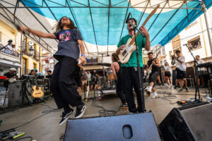 Sanguijuelas del Guadiana junto a Arde Bogotá, durante su actuación en la Plaza del Trigo, este viernes en Aranda de Duero, en el Festival Sonorama 2025.-EFE/ Paco Santamaría