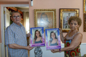 Teresa y Antonio, los padres de María Teresa Fernández, una joven de Motril (Granada) desaparecida hace 25 años, han asegurado que están "cansados de no tener noticias" de su hija, pero a la vez mantienen la "esperanza e ilusión" de que se pueda llegar a esclarecer lo sucedido. EFE/ Alba Feixas