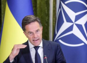 Mark Rutte en conferencia de prensa con el presidente ucraniano Volodymyr Zelensky (no en la foto) tras su reunión en Kyiv, Ucrania, 22 de agosto de 2025. El Secretario General de la OTAN llegó a Kyiv para reunirse con altos funcionarios ucranianos, en medio de la invasión rusa en curso. (Ucrania, Kiev) EFE/EPA/SERGEY DOLZHENKO