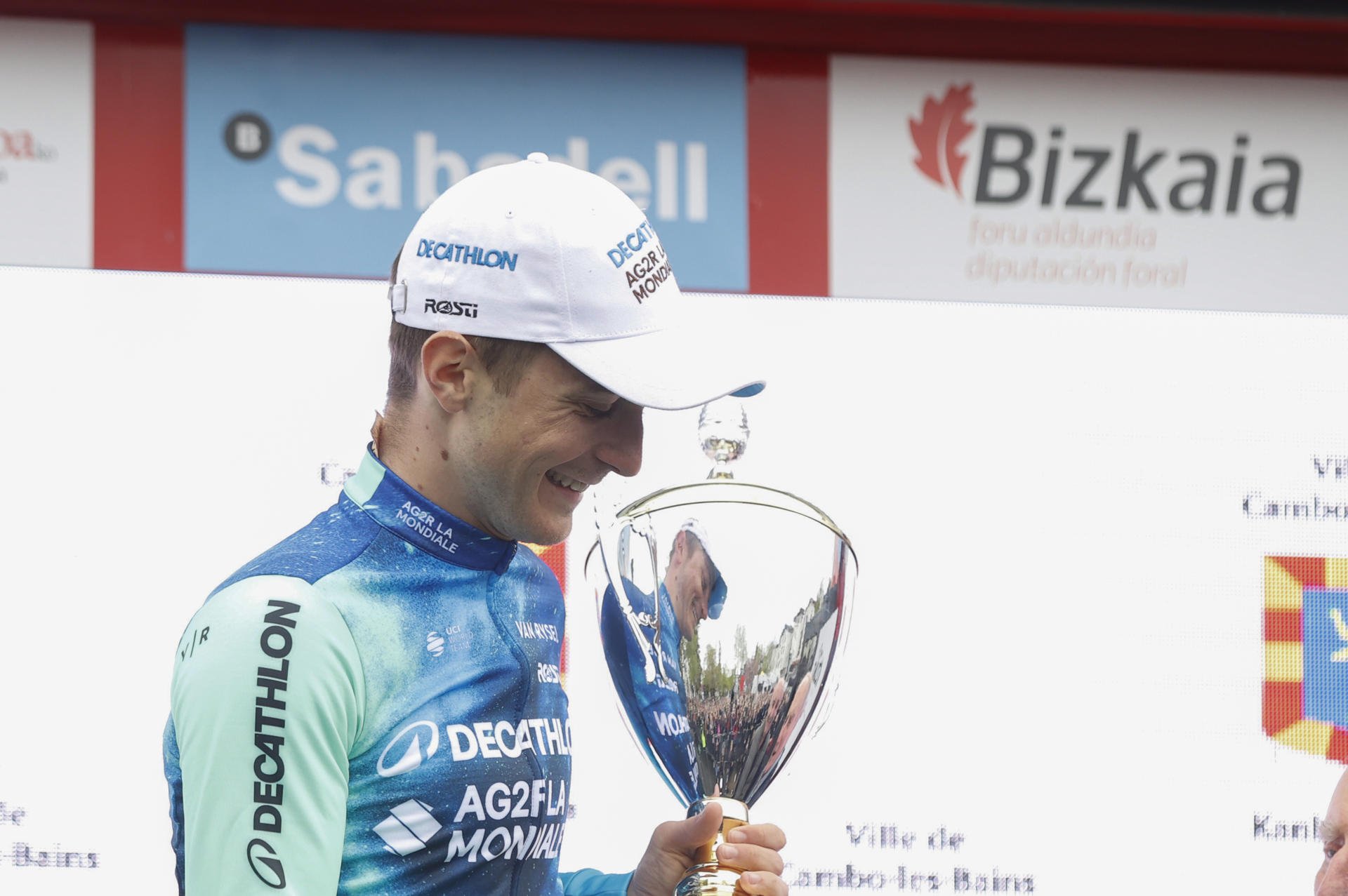 Fotografía de Juan Herrero, en la que puede verse en una imagen del 2 de abril de 2024 al ciclista francés del equipo Decathlon AG2R Paul Lapeira. EFE