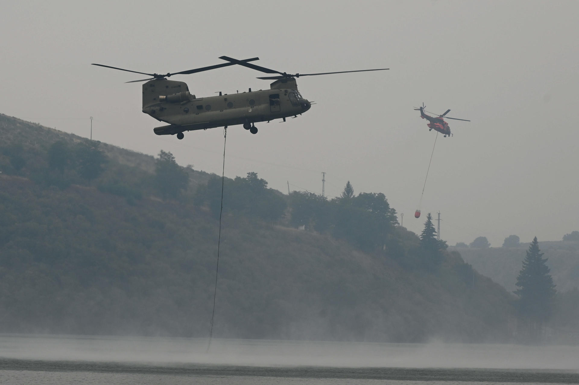 Un helicóptero este miércoles en labores de extinción del incendio en la zona de Garaño (León), donde siguen pueblos desalojados. EFE/J.Casares