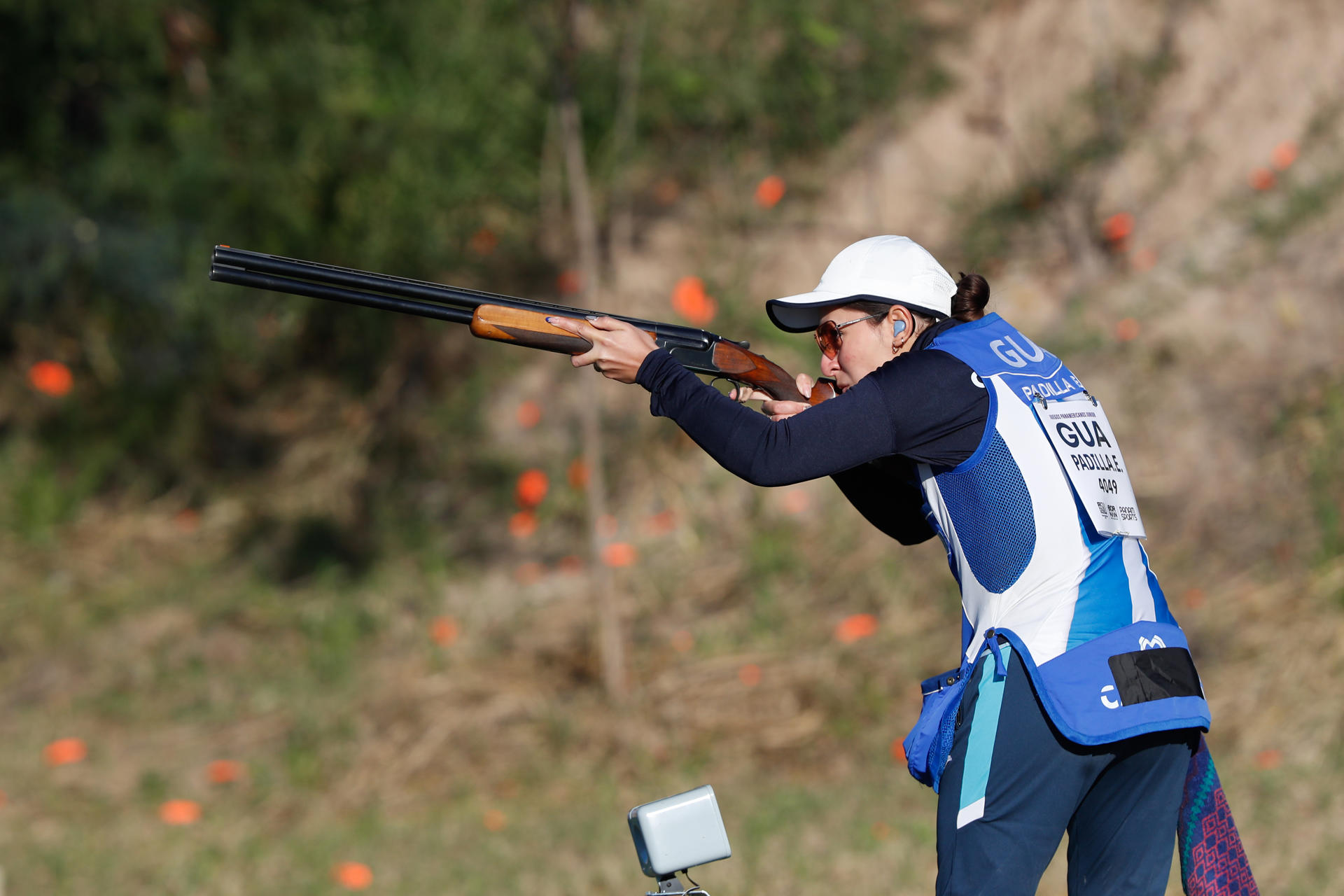 La tiradora guatemalteca Emily Padilla participa en la prueba de tiro, en la modalidad de skeet femenino, durante los Juegos Panamericanos Junior Asunción 2025. EFE/Juan Pablo Pino