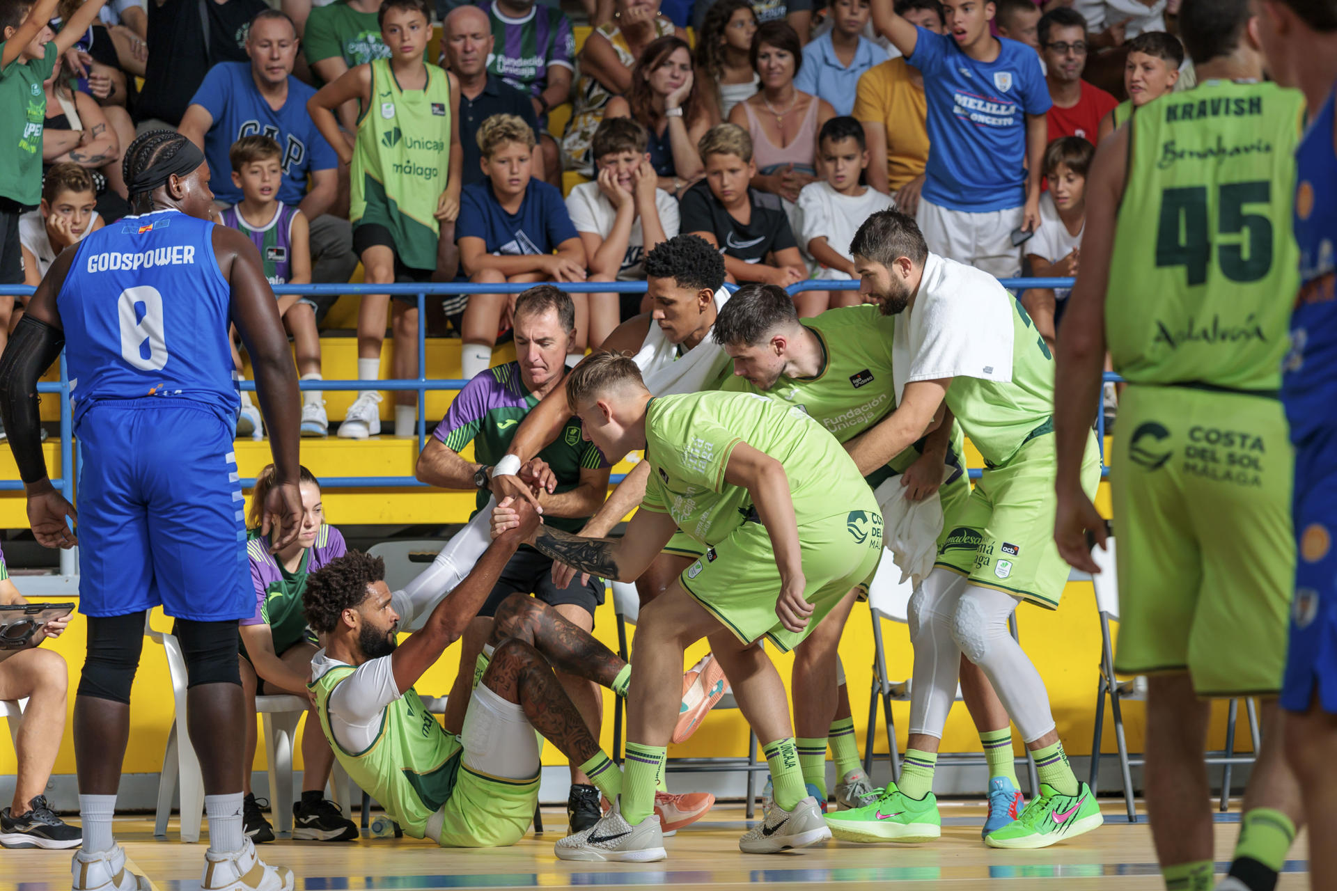 El Unicaja, todavía sin Chris Duarte, Alberto Díaz y Olek Balcerowski y con el debut de tres de sus nuevos fichajes, logró una victoria holgada en su primer test de pretemporada, en el torneo II Memorial Javier Imbroda contra el Melilla, en el que se impuso por 59-77 con Jonathan Barreiro como máximo anotador con catorce puntos. EFE/José Manuel Giner Gutiérrez