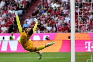 Goalkeeper Guglielmo Vicario of Tottenham in action during the Telecom Cup soccer match between FC Bayern Munich and Tottenham Hotspur in Munich, Germany, 07 August 2025. (Alemania) EFE/EPA/RONALD WITTEK