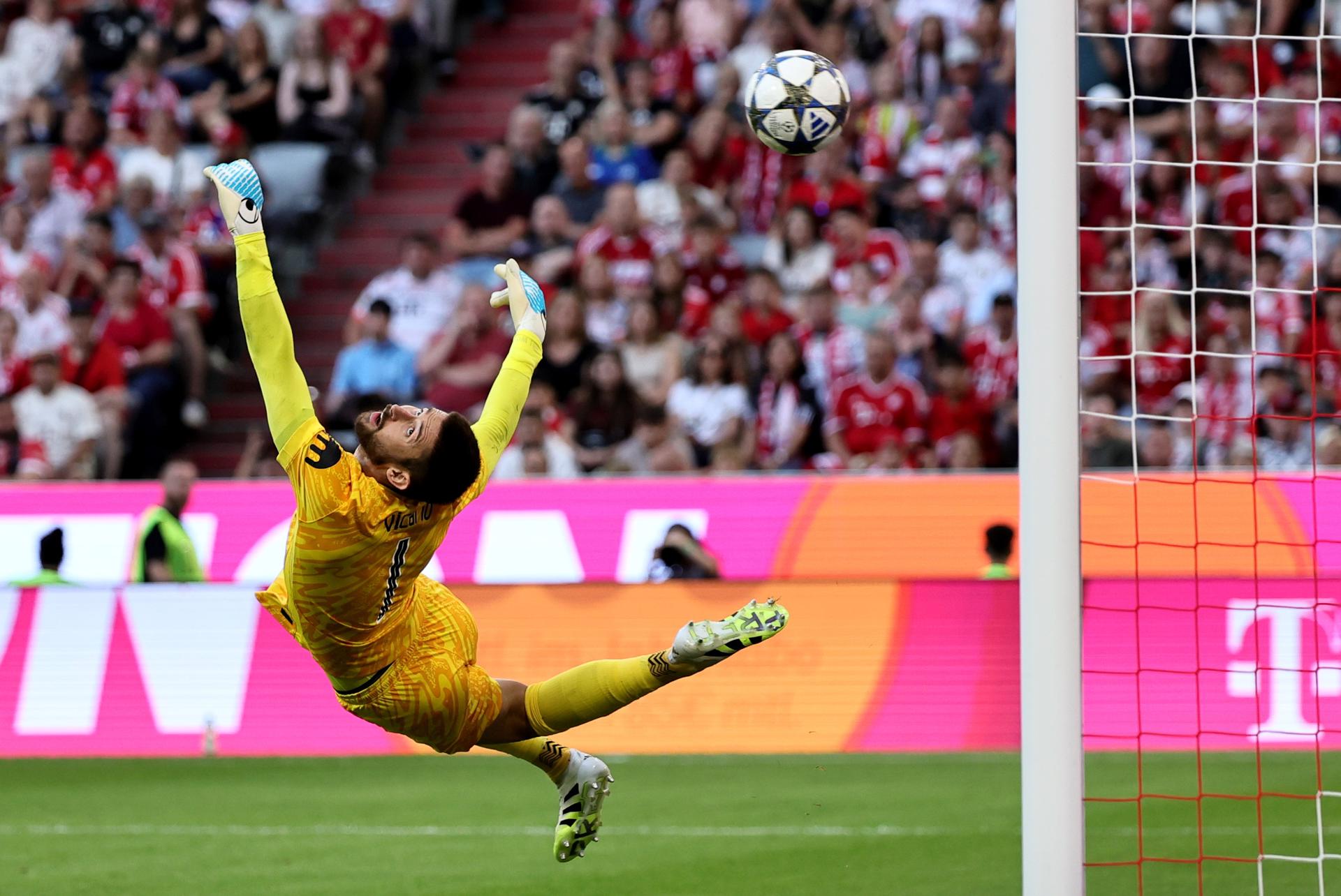 Goalkeeper Guglielmo Vicario of Tottenham in action during the Telecom Cup soccer match between FC Bayern Munich and Tottenham Hotspur in Munich, Germany, 07 August 2025. (Alemania) EFE/EPA/RONALD WITTEK