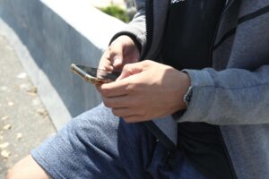 Fotografía de archivo en donde se ve una persona utilizando un teléfono móvil. EFE