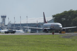 Fotografía de archivo de un avión que transporta migrantes venezolanos. EFE/ Rodrigo Sura
