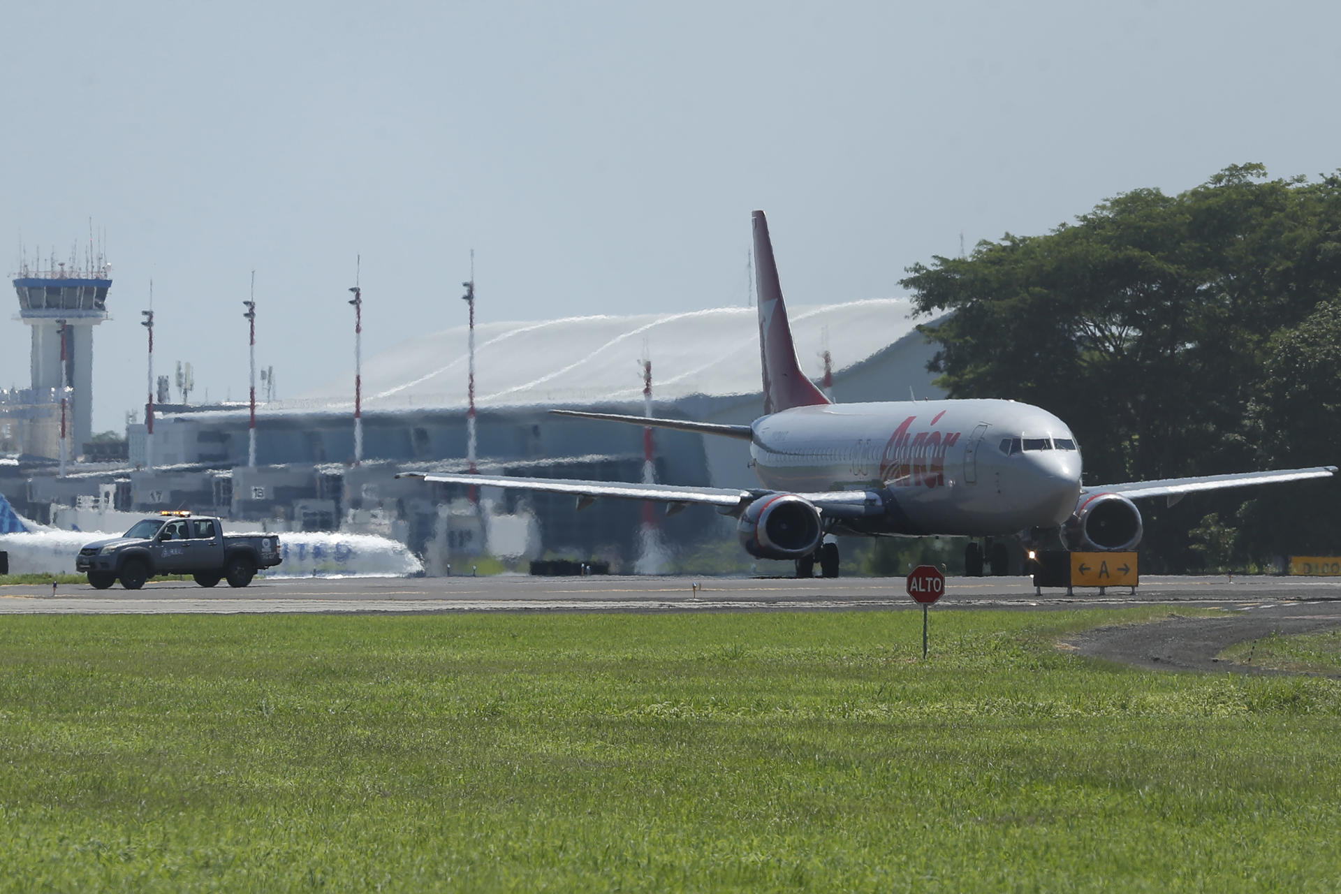 Fotografía de archivo de un avión que transporta migrantes venezolanos. EFE/ Rodrigo Sura