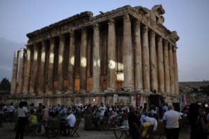Asistentes y visitantes se congregan este sábado en el histórico recinto romano durante el Festival Internacional de Baalbek, suspendido el año anterior por la guerra con Israel. EFE/Edgar Gutiérrez