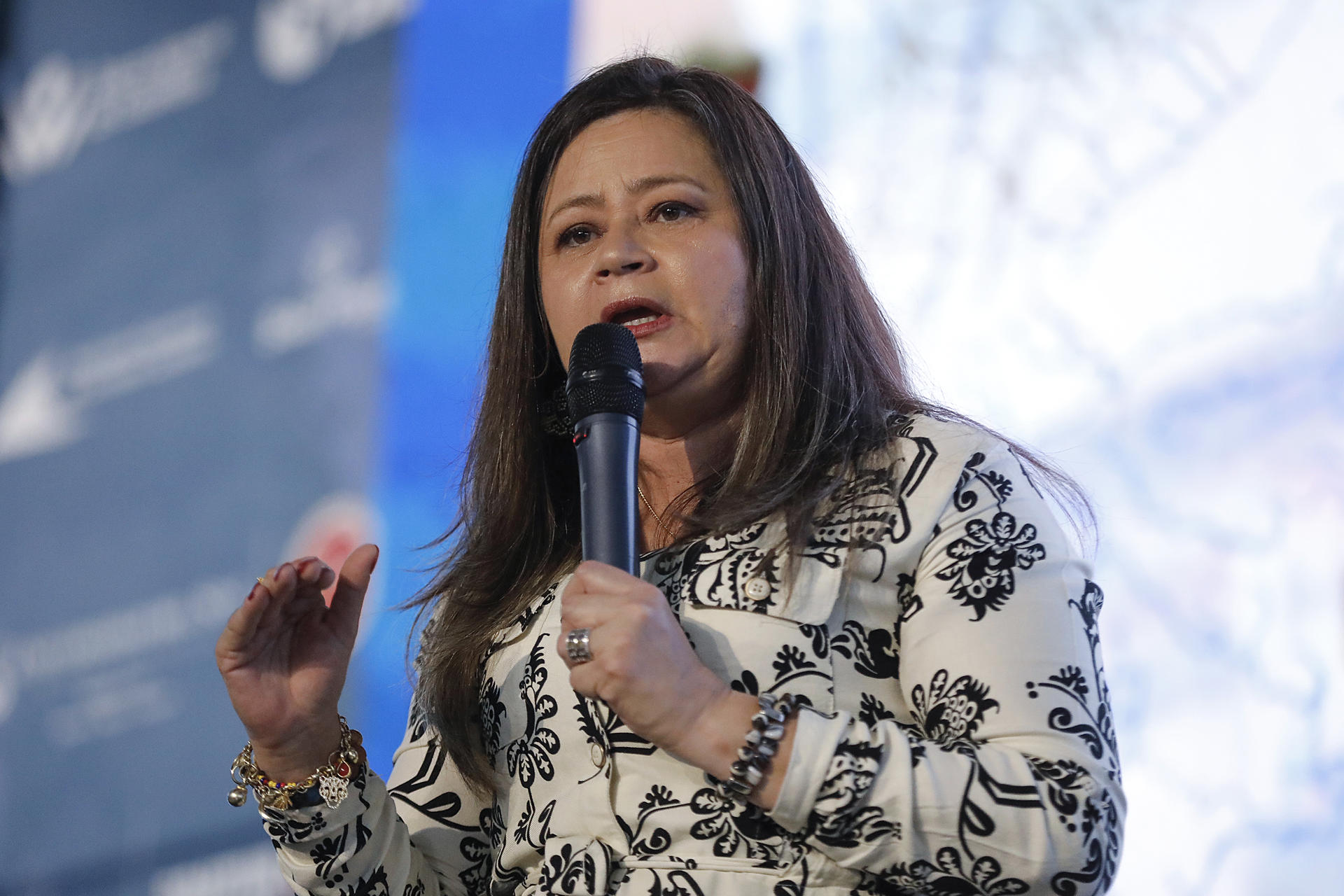 La ministra de Transporte de Colombia, María Fernanda Rojas, habla durante el Rivercity Global Forum este jueves, en Montería (Colombia). EFE/ Juan Diego López