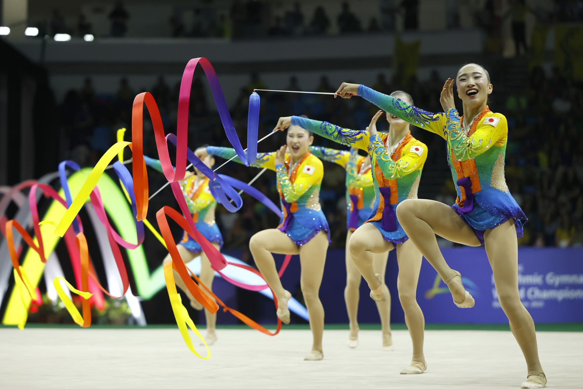 Gimnastas del equipo de Japón compiten en la categoría de gimnasia rítmica con cinta este domingo en el Campeonato Mundial de Gimnasia Rítmica en Río de Janeiro (Brasil). EFE/ Antonio Lacerda
