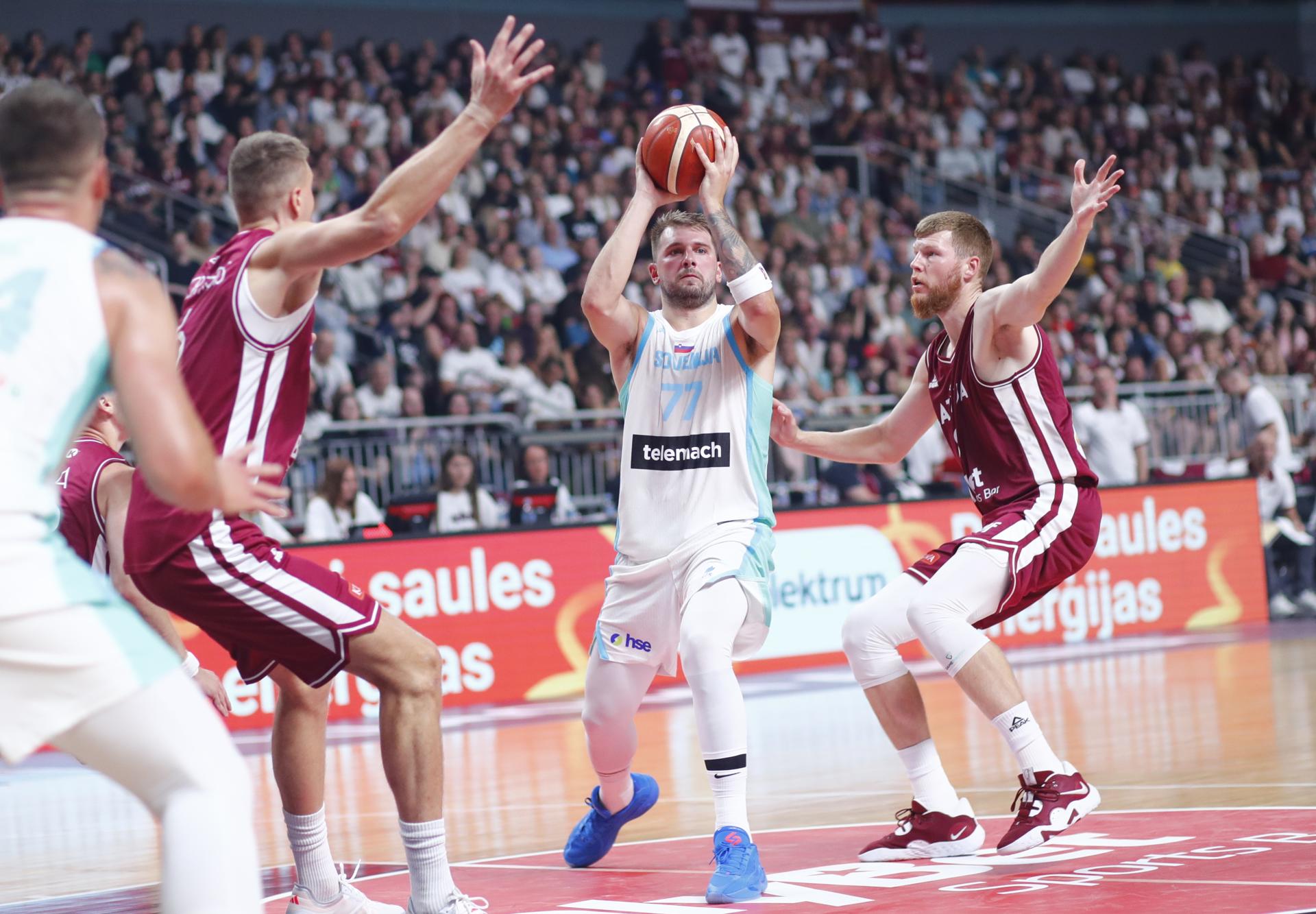 Kristaps Porzingis (I), Davis Bertrans (d) y Luka Doncic en el amistoso jugado el sábado en Roga, Letonia. EFE/EPA/TOMS KALNINS