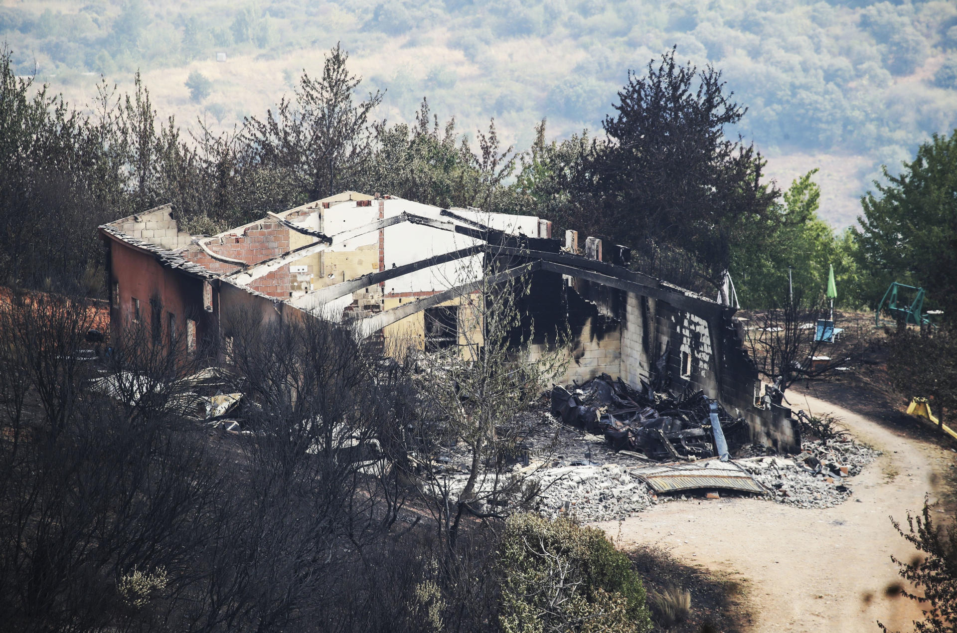 Vista de una paraje quemado por el incendio en Las Médulas, Orellán y Carucedo, este miércoles. EFE/Ana F. Barredo