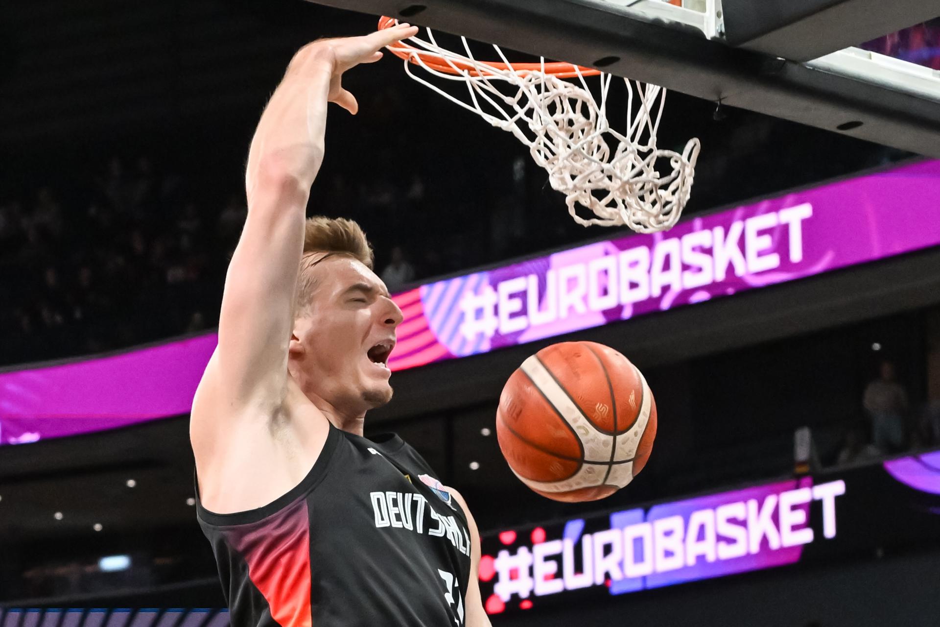 Justus Hollatz, del Alemania, machaca el aro, durante el partido del grupo B que han jugado Montenegro y Alemania en Tampere, Finlandia. EFE/EPA/KIMMO BRANDT