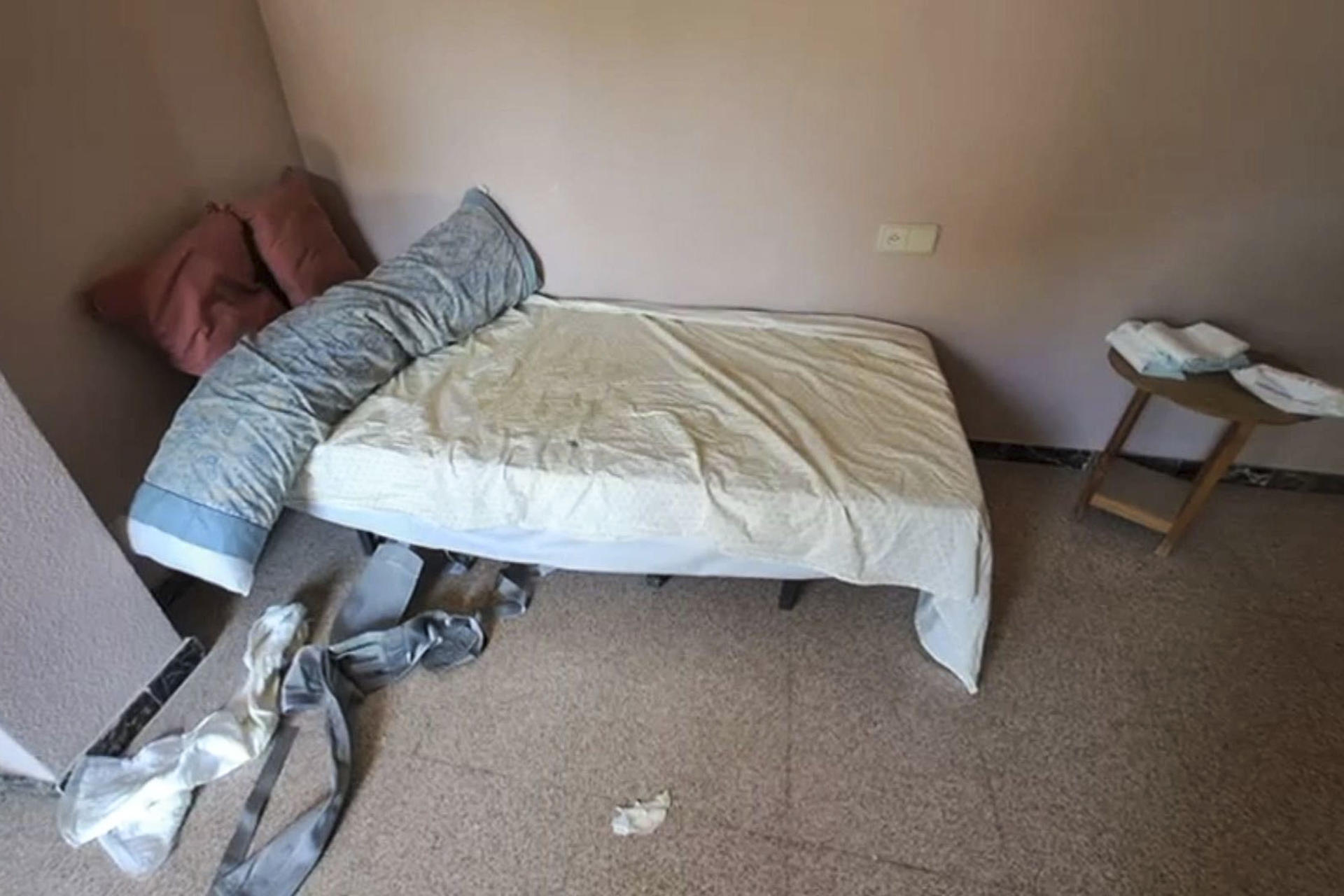 Captura del vídeo de la Policía Nacional tomado en la vivienda de Elche (Alicante), en la que un hombre de 34 años con parálisis cerebral ha fallecido, y donde se ejercía ilegalmente la actividad de cuidados a personas dependientes, a las que se cobraba entre 30 y 45 euros diarios. EFE/Policía Nacional -SOLO USO EDITORIAL/SOLO DISPONIBLE PARA ILUSTRAR LA NOTICIA QUE ACOMPAÑA (CRÉDITO OBLIGATORIO)-