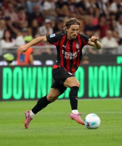 El jugador del AC Milan Luka Modric en acción durante el partido de la Serie A que han jugado Milan y Cremonese en el Giuseppe Meazza stadium en Milan, Italia. EFE/EPA/MATTEO BAZZI
