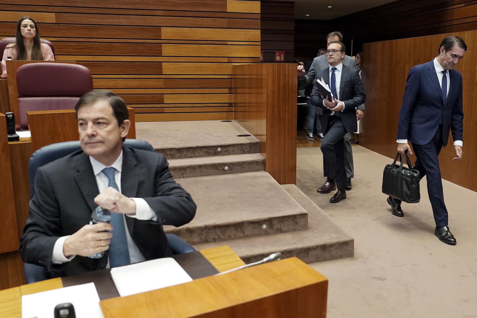 El presidente de la Junta de Castilla y León, Alfonso Fernández Mañueco (i), junto al consejero de Medio Ambiente, Juan Carlos Suárez-Quiñones (i), momentos antes de comparecer el primero , ante el pleno extraordinario de las Cortes de Castilla y León. EFE/Nacho Gallego
