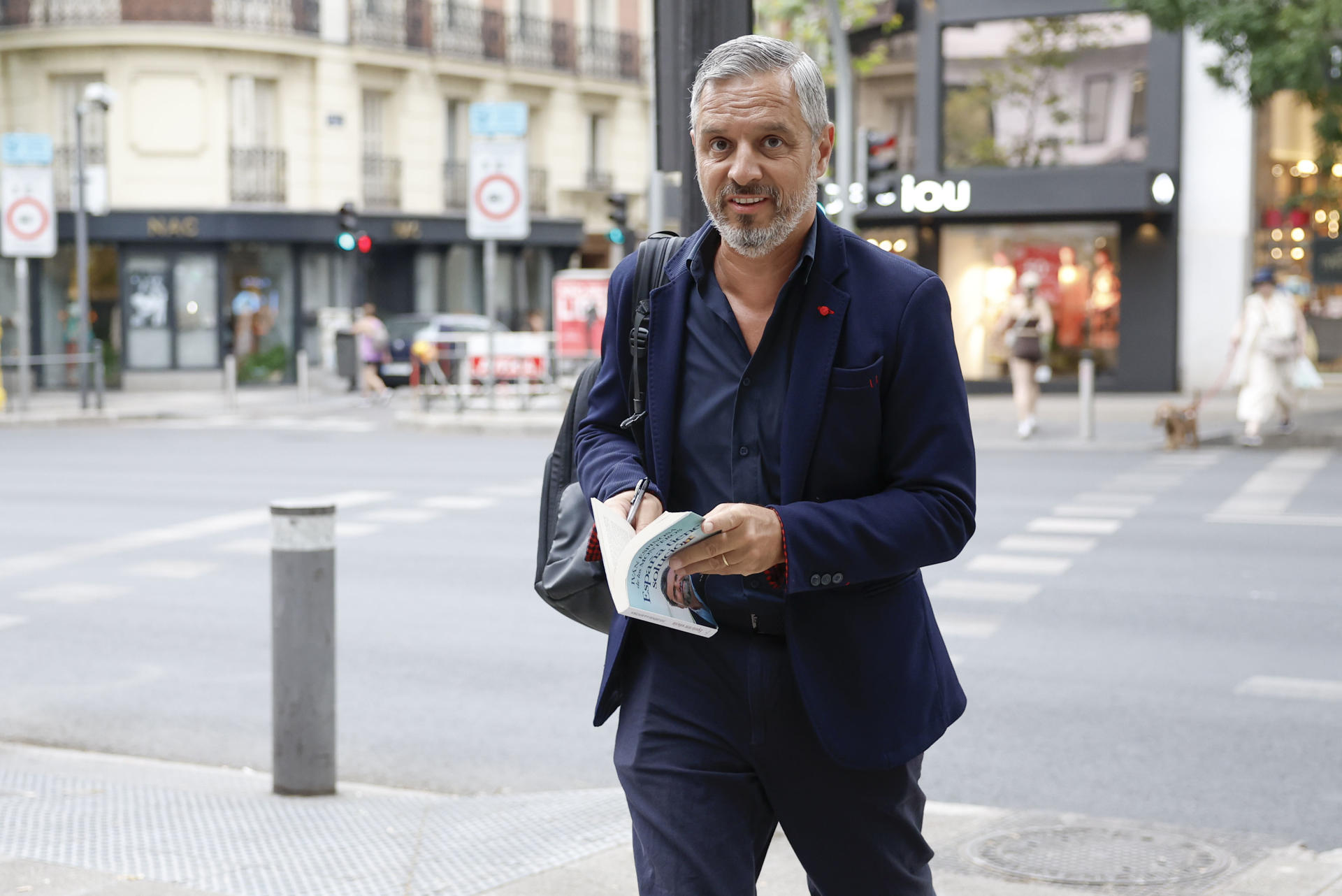 El vicesecretario de Economía del PP, Juan Bravo, con un ejemplar del libro de Iván Espinosa de los Monteros 'España tiene solución', llega a la reunión del comité de dirección del partido, este lunes en Madrid. EFE/ Mariscal